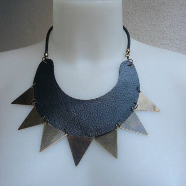 Collier plastron art déco demi-lune noir cuir avec triangle bronze