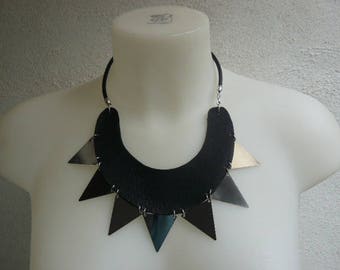 Collier plastron art déco demi-lune en cuir et triangle argenté