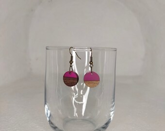 Petite paire de boucle d'oreille résine transparent framboise et imitation bois