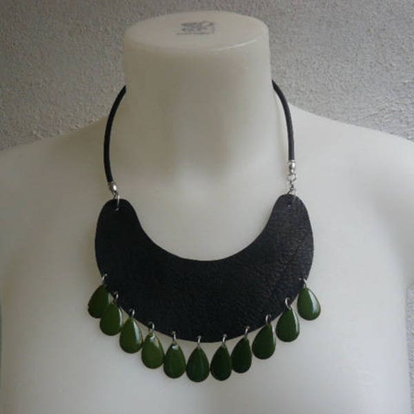 Collier plastron art déco demi-lune cuir goutte résine epoxy vert olive