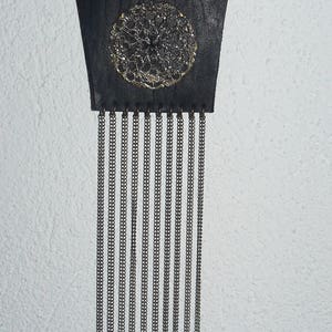 Ras de cou pendentif cuir noir avec estampe et plusieurs chainettes couleur métal bronze image 2
