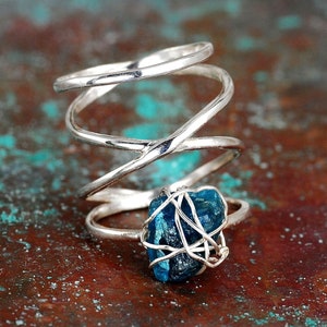 Bague en pierre brute, bague en apatite, bague en argent sterling pour femme, bague enveloppée de fil métallique, bague tendance bohème, bague en pierre brute non coupée, pierre de naissance