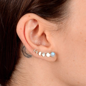Boucles d'oreilles en pierre de lune phase de lune, boucles d'oreilles sur chenilles grimpeur d'oreilles, boucles d'oreilles en argent sterling, pierre précieuse, bijoux célestes