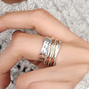 925 Sterling Silber Spinner Ring für Frauen, Silber und Gold Messing Gehämmert 13 mm Breite Band Größe 6 7 8 von Boho-Magic
