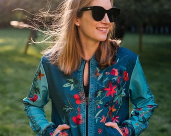 Turquoise bomberjack Wildflowers and Birds – handgeschilderde geïnspireerde print, volkskunststijl