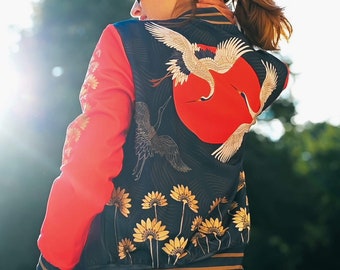 Chaqueta bomber con estampado de grullas japonesas y flores doradas – Estilo Sukajan azul marino y rojo