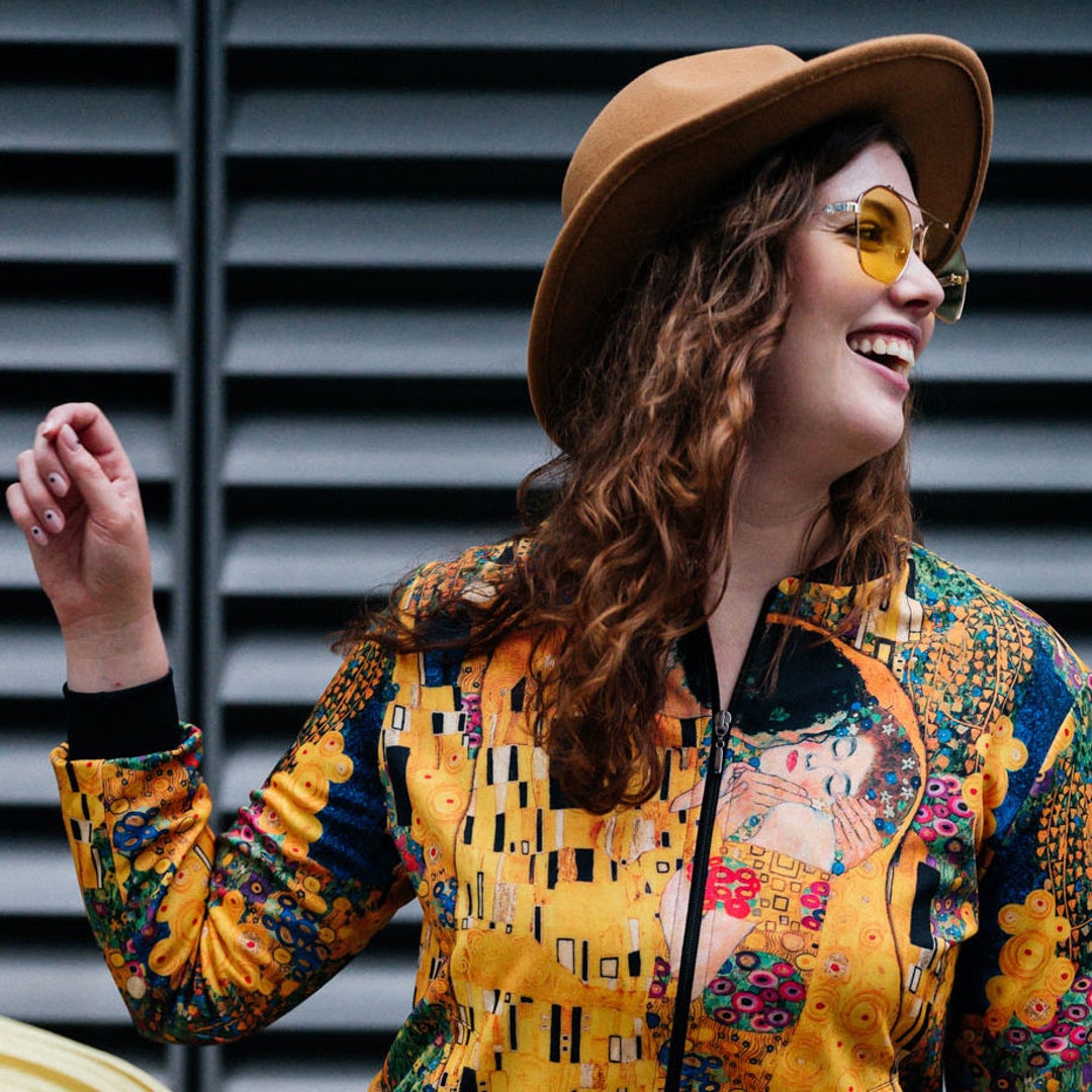 Gustav Klimt 'Der Kuss' Kurzbomberjacke Vintage Gold Wearable - Main Image