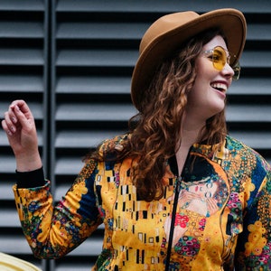 Gustav Klimt &#39;Der Kuss&#39; Kurzbomberjacke - Vintage Gold Wearable Art