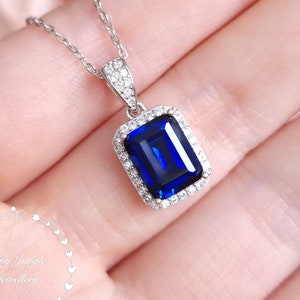 Colar com halo de safira genuína cultivada em laboratório com lapidação esmeralda, pingente de safira azul royal de 3 quilates, pedra do mês de setembro.