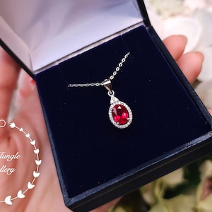 Zarte Halo-Rubinkette, 2 Karat, 6 x 8 mm oval geschliffener, echter, im Labor gezüchteter Rubin, Geburtsstein-Anhänger für Juli, Sterlingsilber, Brautkette
