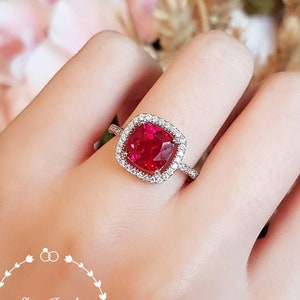 Anello di fidanzamento con rubino sintetico autentico, taglio a cuscino e design a pavé, pietra portafortuna di luglio, argento placcato oro bianco, anello con rubino quadrato
