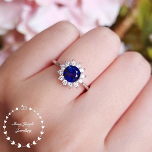 Anello con zaffiro Flower Halo, anello di fidanzamento con zaffiro blu reale autentico coltivato in laboratorio, anello con zaffiro rotondo da 1 carato e 6 mm, regalo per la nascita di settembre