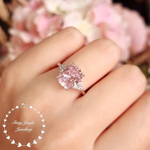 Bague en diamant rose, bague de fiançailles de style 3 pierres, bague simulant de diamant rose fantaisie taille coussin de 3 carats, bague solitaire en diamant rose pastel image 1