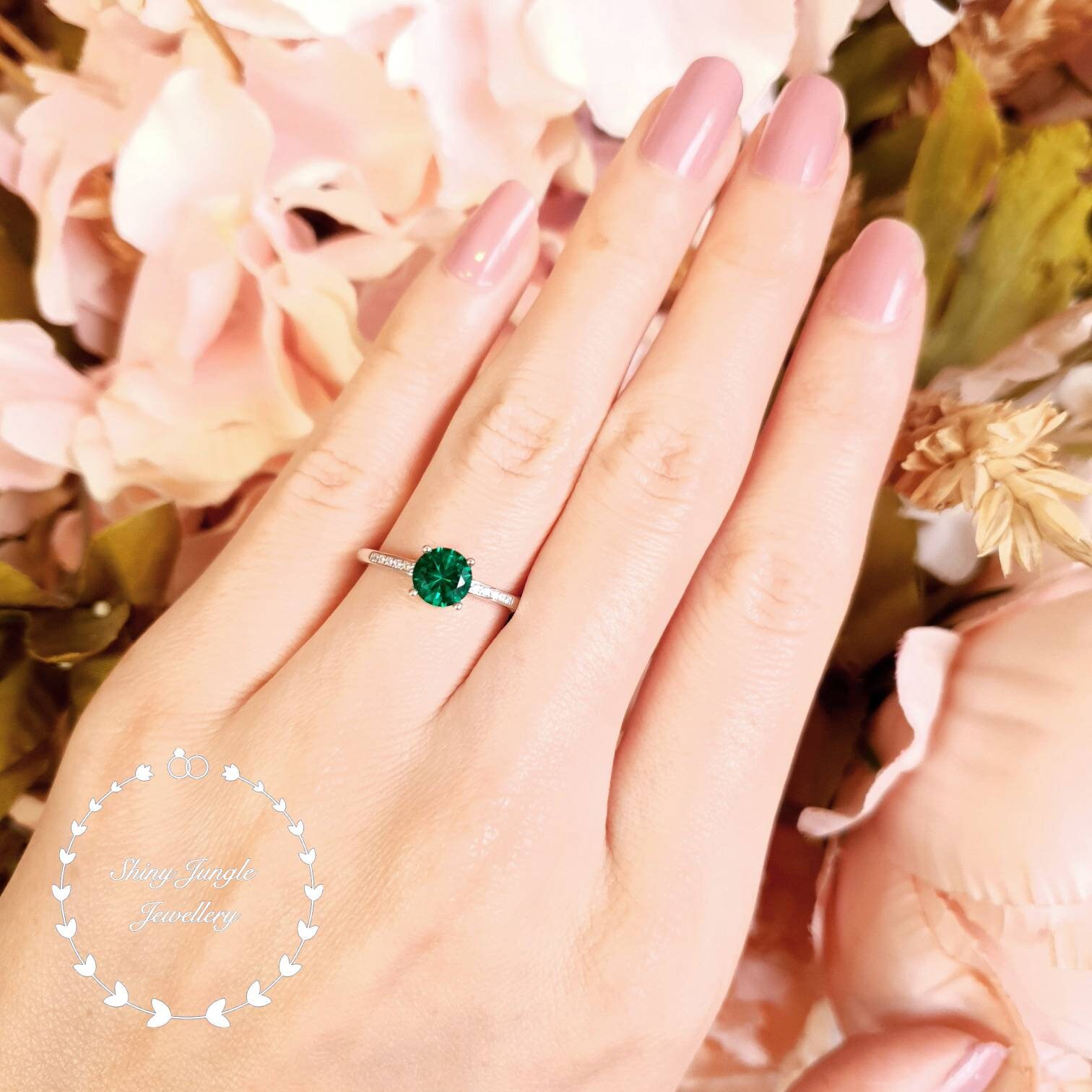 Emerald ring 1 carat deals