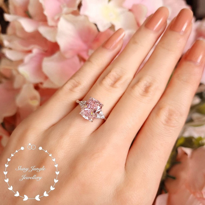 Bague en diamant rose, bague de fiançailles de style 3 pierres, bague simulant de diamant rose fantaisie taille coussin de 3 carats, bague solitaire en diamant rose pastel image 3