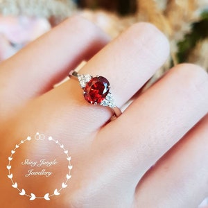Bague grenat rouge ovale, bague de fiançailles grenat de laboratoire de style trois pierres, argent sterling plaqué or blanc/rose, pierre de naissance de janvier, bague de promesse