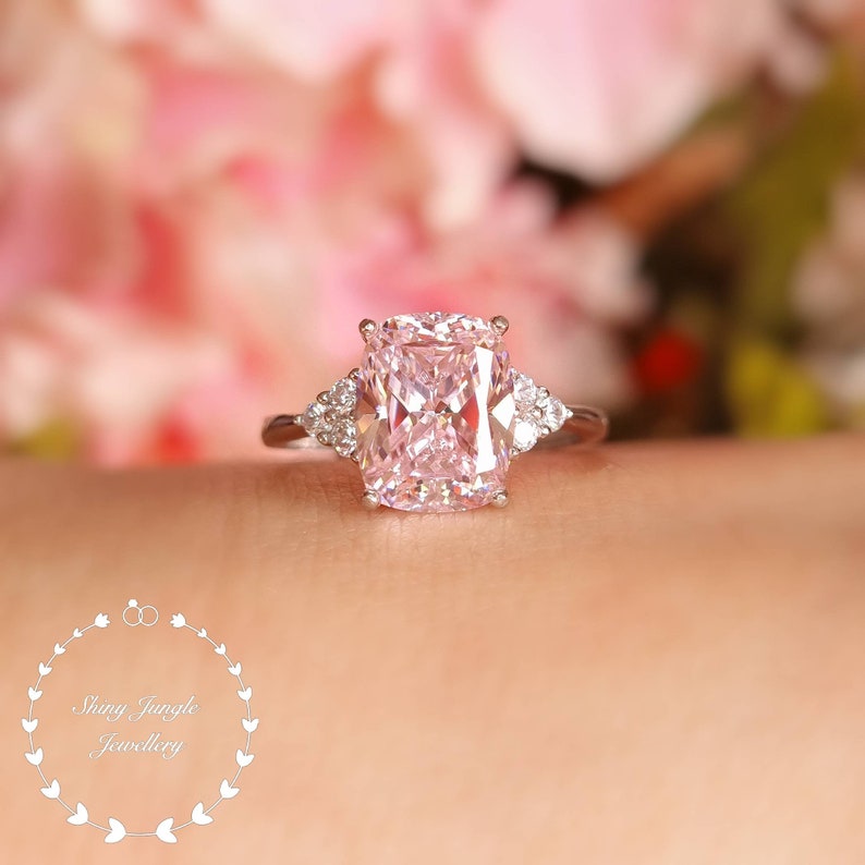 Bague en diamant rose, bague de fiançailles de style 3 pierres, bague simulant de diamant rose fantaisie taille coussin de 3 carats, bague solitaire en diamant rose pastel image 4