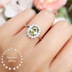 Halo peridot-ring, 2 karaat 6 * 8 mm Diana Halo ovaal geslepen peridot verlovingsring, augustus geboortesteen belofte ring, olijfgroene edelsteen ring