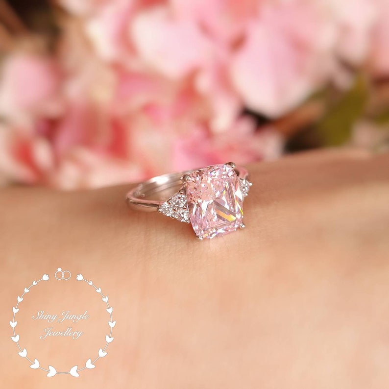 Bague en diamant rose, bague de fiançailles de style 3 pierres, bague simulant de diamant rose fantaisie taille coussin de 3 carats, bague solitaire en diamant rose pastel image 5