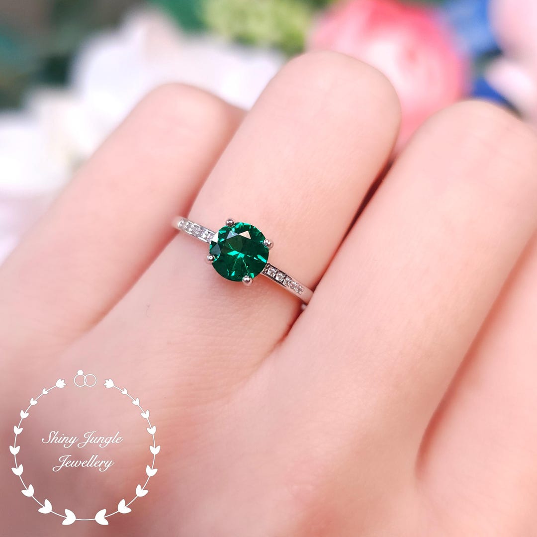 繊細なエメラルドリング、1カラット6mmラウンドエメラルドの婚約指輪