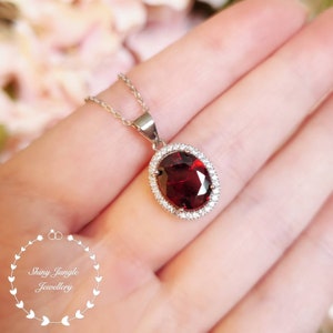 Collar de granate ovalado de halo moderno, colgante de granate de corte ovalado de 3 quilates y 8*10 mm con ajuste Micro Pavé, regalo de piedra de nacimiento de enero, piedra preciosa roja