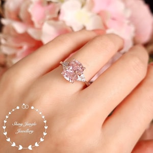 Bague en diamant rose, bague de fiançailles de style 3 pierres, bague simulant de diamant rose fantaisie taille coussin de 3 carats, bague solitaire en diamant rose pastel image 2