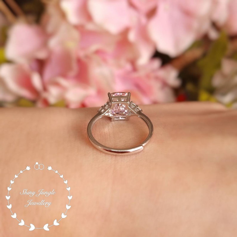 Bague en diamant rose, bague de fiançailles de style 3 pierres, bague simulant de diamant rose fantaisie taille coussin de 3 carats, bague solitaire en diamant rose pastel image 6