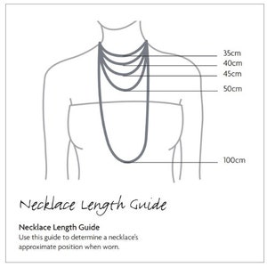 Puede incluir: Un diagrama que muestra diferentes longitudes de collar en el cuerpo de una persona. Las longitudes est&aacute;n marcadas en cent&iacute;metros: 35 cm, 40 cm, 45 cm, 50 cm y 100 cm.