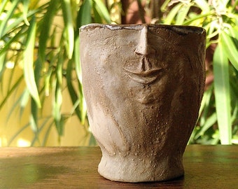 Face mug in mixed sandstone, unique piece, hand pinched, Gentlemug Collection.