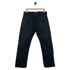 Pode incluir: Jeans de denim escuro com corte reto. As calças de ganga têm fecho de botão e passadores para cinto.