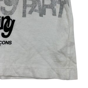 Puede incluir: Camiseta blanca con el texto "9 PARTY" en purpurina plateada y la palabra "ing" en negro, con la palabra "CONS" debajo. La camiseta est&aacute; hecha de una tela suave y de color claro.