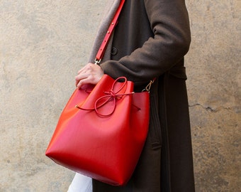 Scilla Bucket Bag - made of red naturally tanned leather