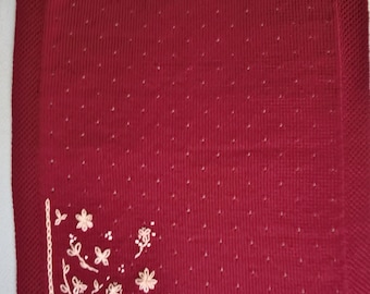 Couverture bordeaux - rouge foncé tricot fait main pour bébé brodée fleurs, parsemée de petits trous