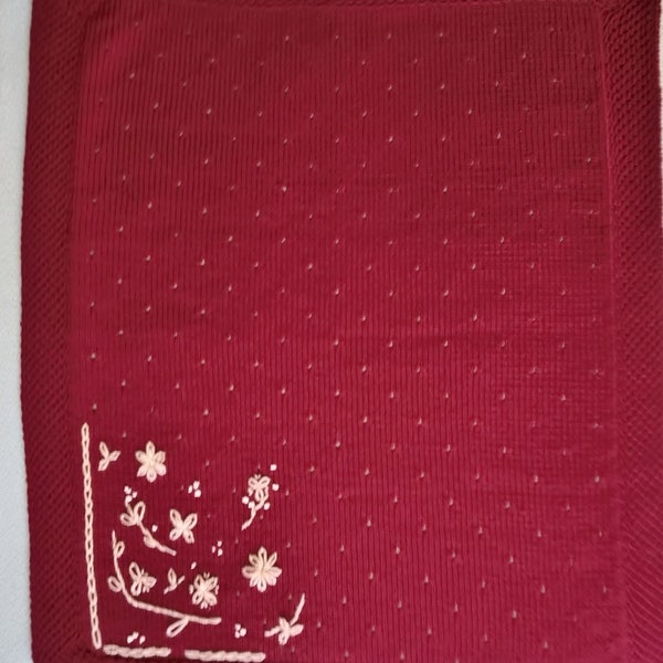 Couverture bordeaux - rouge foncé tricot fait main pour bébé brodée fleurs, parsemée de petits trous