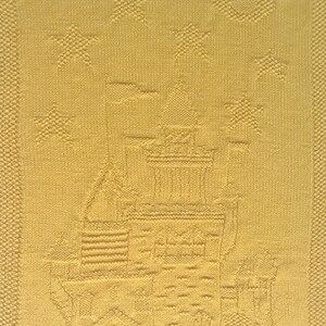 Mustard blanket with Château Fort motif, handmade knitting for baby
