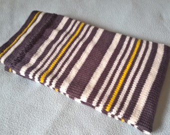 Couverture plaid bébé tricot fait main à rayures gris ardoise-écru-moutarde