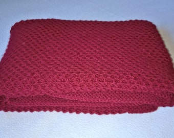Couverture bébé tricot fait main rouge foncé