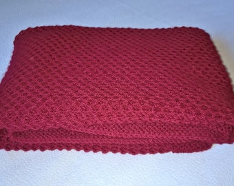 Dunkelrote handgefertigte gestrickte Babydecke