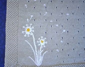 Couverture grise tricot fait main pour bébé brodée fleurs, parsemée de petits trous