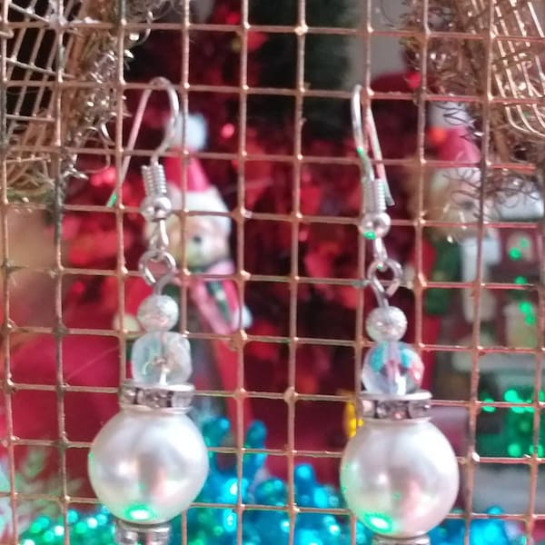 Boucles d'oreilles perle blanches.