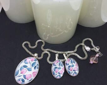 Ornamento fiori blu e rosa