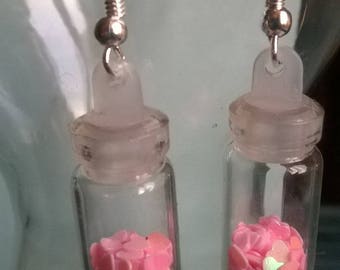 Boucles d'oreilles en verre et bouchon de plastique blanc "coeur rose"