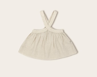 Abito a salopette in lino color naturale, unico nel suo genere, per bambine / Il fascino d'ispirazione vintage incontra l'eleganza moderna.