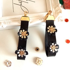 Pretty leather pendant with flowers made of genuine leather, quality fob in gold, handmade