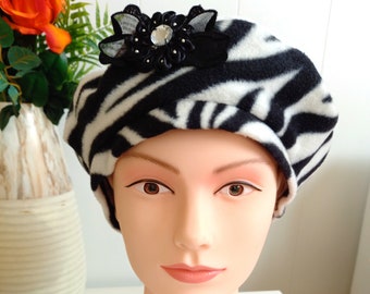 Women's beret black and white with sewn lace flower application