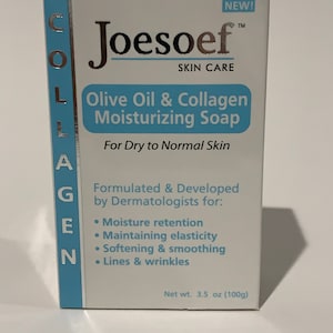 Puede incluir: Una pastilla de jabón azul y blanco con las palabras "Joesoef Skin Care" y "Olive Oil & Collagen Moisturizing Soap" impresas en el frente. El jabón está formulado para pieles secas a normales y pesa 3,5 onzas (100 gramos).