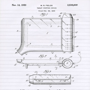Può includere: Un disegno in bianco e nero di un dispositivo per il conteggio delle compresse. Il disegno mostra tre viste diverse del dispositivo. Il dispositivo ha una base rettangolare con una fessura per l'inserimento delle compresse. Il dispositivo ha anche una leva che può essere utilizzata per contare le compresse. Il disegno include il testo "Fig. 1", "Fig. 2" e "Fig. 3".