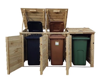 Könnte beinhalten: Holz-Mülleimer-Lager mit drei separaten Fächern für Müll und Recycling. Die Mülleimer haben Klappdeckel und Türen, die sich öffnen, um schwarze, braune und grüne Mülleimer zu zeigen.