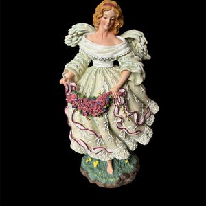 Diese wunderschönen Pipka Engelfiguren sind Teil einer limitierten Auflage, signiert und datiert vom Künstler.