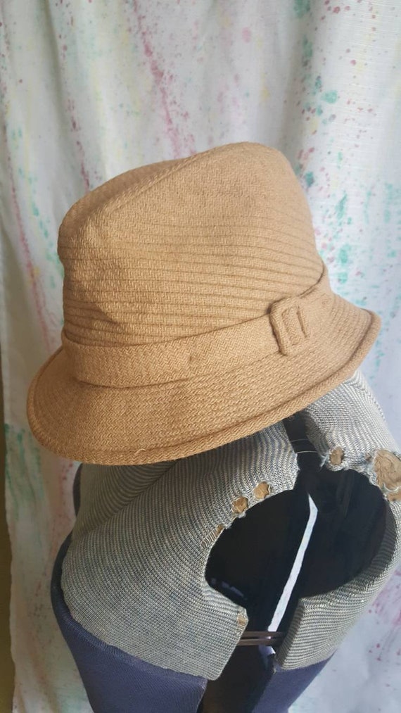 Vintage 1980s era mens tan fedora style hat. Hound